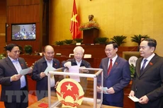 Lãnh đạo Đảng, Nhà nước và đại biểu Quốc hội bỏ phiếu. Ảnh: TTXVN