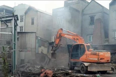 Các lượng lượng chức năng thực hiện cưỡng chế đối với các hộ vi phạm đất tại xã Văn Môn, huyện Yên Phong, tỉnh Bắc Ninh. Ảnh: TTXVN