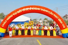 Đại biểu thực hiện nghi thức cắt băng khánh thành cầu Mạc Đĩnh Chi