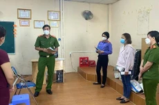 Công an TP.HCM thực hiện lệnh bắt Trương Thị Bảo Trân. Ảnh: NLĐ