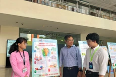 Ông Bùi Trung Kiên, Phó Tổng giám đốc Tổng Công ty Điện lực TP.HCM (giữa) cho biết cuộc thi giúp mọi người nâng cao ý thức tiết kiệm điện