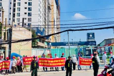 Người dân liên tục căng băng rôn trước dự án Roxana Plaza