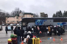 Đón công dân Việt Nam từ Ukraine sơ tán sang Romania. Ảnh: Trần Phong/TTXVN phát