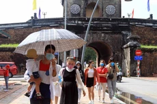 Người dân tham quan Đại Nội Huế