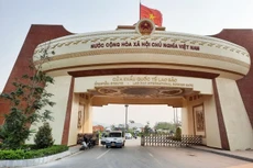 Phương tiện lưu thông qua cửa khẩu quốc tế Lao Bảo. Ảnh: D.L.