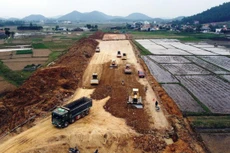 Cao tốc Nghi Sơn-Diễn Châu đang được các nhà thầu tăng tốc thi công để đẩy nhanh tiến độ dự án. Ảnh: Vietnam+
