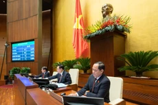 Đại biểu Quốc hội ấn nút biểu quyết thông qua Nghị quyết về Kế hoạch phát triển kinh tế - xã hội năm 2023