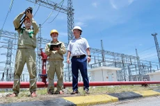 Ông Phạm Quang Hòa, Phó Giám đốc PTC1 kiểm tra công tác vận hành trạm biến áp