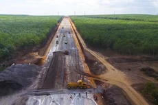 Gói thầu số 4 dài 16 km đi qua thành phố Long Khánh và các huyện Xuân Lộc, Cẩm Mỹ, Thống Nhất của tỉnh Đồng Nai. Gói thầu được thi công đầu năm 2021, thuộc một trong 4 gói thầu xây dựng toàn tuyến dự án cao tốc Phan Thiết - Dầu Giây, tổng chiều dài 99 km đi qua tỉnh Đồng Nai và Bình Thuận. Tổng mức đầu tư toàn dự án cao tốc Phan Thiết - Dầu Giây hơn 12.500 tỷ đồng, dự kiến hoàn thành cuối năm 2022.