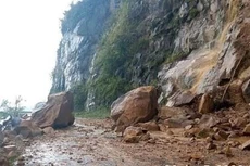 Tại Km17+700 đường tỉnh 129 thuộc Căn Tỷ 2, xã Ma Quai, huyện Sìn Hồ, sạt đá taluy dương xảy ra gây tắc đường, nguy hiểm cho người và phương tiện khi lưu thông. Ảnh: TTXVN phát