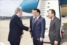 Chủ tịch Quốc hội đến London, bắt đầu thăm chính thức Vương quốc Anh