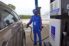 Phó Thủ tướng Lê Minh Khái yêu cầu không để xảy ra các hành vi trục lợi, đầu cơ, vi phạm pháp luật về kinh doanh xăng dầu. Ảnh: Huy Hùng