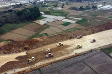 Công trường cao tốc Bắc - Nam phía Đông đoạn Nghi Sơn - Diễn Châu những ngày giáp Tết Nguyên đán Nhâm Dần 2022. Ảnh: TTXVN