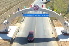 Yêu cầu thành phố không chạy quảng cáo trên 5 cổng chào trái phép