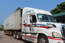 Phương tiện vận tải hàng hóa ra vào khu vực cửa khẩu Móng Cái. Ảnh: TTXVN phát
