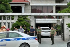 Lực lượng chức năng tiến hành khám xét nơi ở của ông Phạm Hồng Hà. Ảnh: Hạnh Hoa