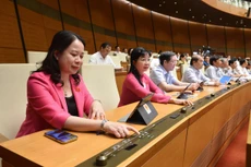 Đại biểu Quốc hội ấn nút biểu quyết thông qua Dự án Luật Thực hiện dân chủ ở cơ sở