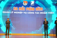 Các đồng chí trong Ban bí thư Trung ương Đoàn và Lãnh đạo Tập đoàn VNPT nhấn nút ra mắt Phần mềm quản lý nghiệp vụ công tác đoàn viên