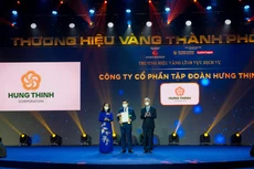 Ông Nguyễn Đình Trung - Chủ tịch Tập đoàn Hưng Thịnh nhận giải Thương hiệu Vàng TP.HCM 2021 từ bà Nguyễn Thị Lệ - Chủ tịch HĐND TP.HCM và ông Võ Văn Hoan - Phó Chủ tịch UBND TP.HCM