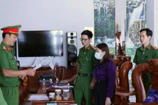 Lực lượng chức năng bắt tạm giam và khám xét nơi ở, nơi làm việc của nguyên kế toán trưởng CDC Bình Phước Nguyễn Thị Cẩm Hồng.