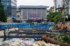 Dự án đường sắt Nhổn - Ga Hà Nội chính thức được khởi công từ tháng 10/2010 đến nay đã được gần 12 năm. Hiện tại công trình vẫn chưa đưa vào sử dụng do nhiều hạng mục có dấu hiệu xuống cấp.