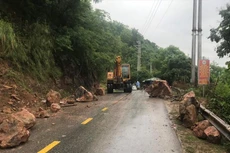 Đá lở gây ùn tắc giao thông cục bộ trên Quốc lộ 37. Ảnh: ĐVCC