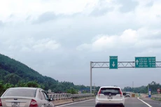 Phương tiện lưu thông trên tuyến cao tốc Nội Bài - Lào Cai. Ảnh: Vietnam+