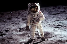Bức ảnh chụp phi hành gia Buzz Aldrin đi trên Mặt Trăng. Nguồn: Reuters