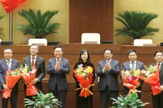 Chủ tịch Quốc hội Vương Đình Huệ và Thủ tướng Phạm Minh Chính tặng hoa chúc mừng tân Bộ trưởng Bộ Giao thông vận tải Nguyễn Văn Thắng, Bộ trưởng Bộ Y tế Đào Hồng Lan, Tổng Kiểm toán Nhà nước Ngô Văn Tuấn và nguyên Tổng Kiểm toán Nhà nước Trần Sỹ Thanh, nguyên Bộ trưởng Bộ Giao thông vận tải Nguyễn Văn Thể