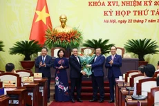 Lãnh đạo TP. Hà Nội chúc mừng tân Chủ tịch UBND TP. Hà Nội Trần Sỹ Thanh. Ảnh: VGP