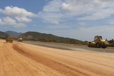 Cao tốc Bắc Nam đoạn Nha Trang – Cam Lâm được thi công từ tháng 9.2021, quy mô 4 làn xe trên nền đường rộng 17m; khi hoàn chỉnh có quy mô 6 làn xe rộng hơn 32m. Dự kiến, dự án hoàn thành vào tháng 9.2023, sớm hơn so với kế hoạch 3 tháng.