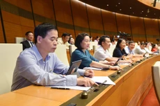 Các đại biểu bấm nút biểu quyết thông qua Nghị quyết về phân bổ ngân sách trung ương năm 2023