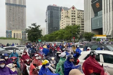 Giao thông ùn tắc kinh hoàng kéo dài 2km do mưa ngập ở Hà Nội