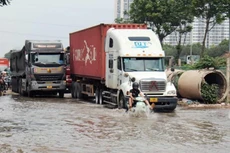 Cho ý kiến về việc sau hơn một ngày Hà Nội không còn mưa lớn, nhưng một số hầm chui và đường gom Đại lộ Thăng Long vẫn ngập sâu, đại diện Công ty Thoát nước Hà Nội vừa thông tin: nguyên nhân ngập kéo dài là do nước sông Nhuệ dâng cao, dẫn đến hệ thống thoát nước tự chảy bị tê liệt. Ảnh chụp trên Đại lộ Thăng Long chiều 25/5.