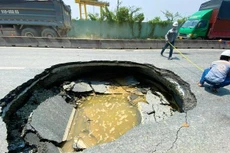 Công nhân đo diện tích hiện trường trước khi lấp hố