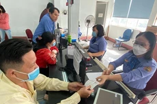 Hành khách mua vé tàu Tết tại ga Sài Gòn. Ảnh: Internet