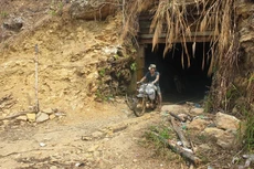 Hoạt động khai thác vàng ở mỏ vàng Bồng Miêu vẫn tiếp diễn gây ô nhiễm môi trường.