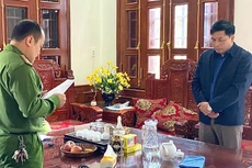 Công an tống đạt quyết định khởi tố đối với ông Nguyễn Ích Chánh. Ảnh: CACC