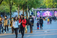 Phố đi bộ quanh hồ Hoàn Kiếm thu hút người dân và du khách