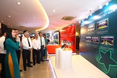 Các lãnh đạo tham quan gian hàng triển lãm của BIDV