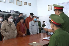 Cơ quan Cảnh sát điều tra Công an tỉnh Lâm Đồng đọc lệnh khởi tố, khám xét tại nơi làm việc của 2 bị can. Ảnh: Công an Lâm Đồng