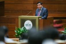 Bộ trưởng Bộ Kế hoạch và Đầu tư Nguyễn Chí Dũng, thừa ủy quyền của Thủ tướng Chính phủ trình bày Tờ trình về dự án Luật Đấu thầu (sửa đổi)