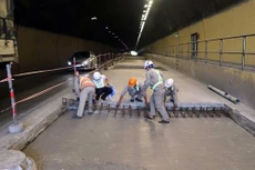 Công nhân làm việc sửa chữa tại hầm Phước Tượng. Ảnh: TTXVN