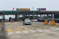 Phương tiện đi vào làn thu phí tự động không dừng tại trạm thu phí đầu tuyến cao tốc Hà Nội-Hải Phòng. Ảnh: Vietnam+