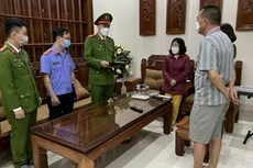 Cơ quan CSĐT Công an tỉnh Nghệ An tống đạt các quyết định khởi tố vụ án, khởi tố bị can. Ảnh Công an Nghệ an