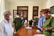 Công an tỉnh Đồng Nai công bố lệnh bắt nguyên Giám đốc Sở Tài nguyên và Môi trường Đồng Nai Lê Viết Hưng. Ảnh: TTXVN