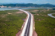 Cao tốc Vân Đồn – Móng Cái là một trong những dự án giao thông được mong đợi nhất hiện nay. Khi hoàn thành, không chỉ Quảng Ninh có gần 200km đường cao tốc, mà toàn tuyến cao tốc kết nối các địa phương hạt nhân trong vùng kinh tế trọng điểm Bắc bộ từ Hà Nội - Hải Phòng - Hạ Long – Vân Đồn đến cửa khẩu Móng Cái sẽ được liên thông đồng bộ, tạo động lực phát triển mới.