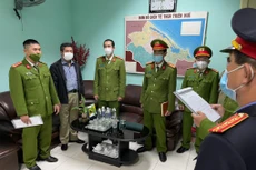 Cơ quan điều tra tống đạt quyết định khởi tố ông Hoàng Văn Đức. Ảnh: Công an tỉnh Thừa Thiên Huế