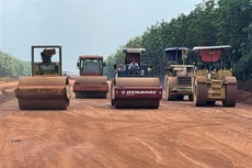 Các phương tiện tham gia lu nền đường tại gói thầu số 4, cao tốc Phan Thiết-Dầu Giây. Ảnh: TTXVN