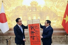 Thủ tướng Phạm Minh Chính tặng Thủ tướng Nhật Bản Kishida Fumio bức thư pháp "Chân thành - Tình cảm - Tin cậy." Ảnh: TTXVN